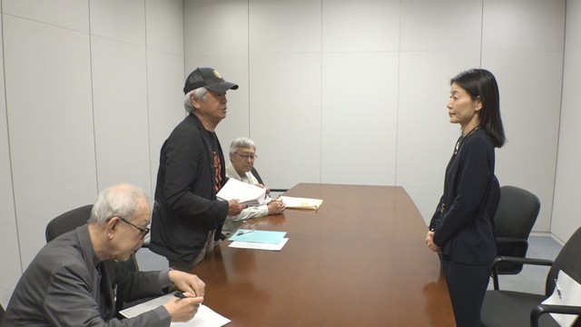 四国電力に提案書を提出する「未来を考える脱原発四電株主会」