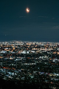 月と夜景／しょーやさん（@sps823n）提供
