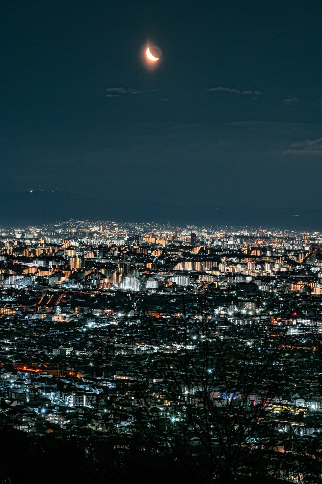 月と夜景／しょーやさん（@sps823n）提供