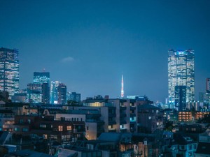 見上げた東京の夜空は明るく、そして高く、天国まで遠い気がした