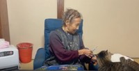 保護猫におやつをあげるおばあちゃん／投稿主さん提供