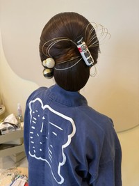 個性的な髪飾りともよく合いますね／Yuki Itoさん（@yukiito.hairmake.creer）提供