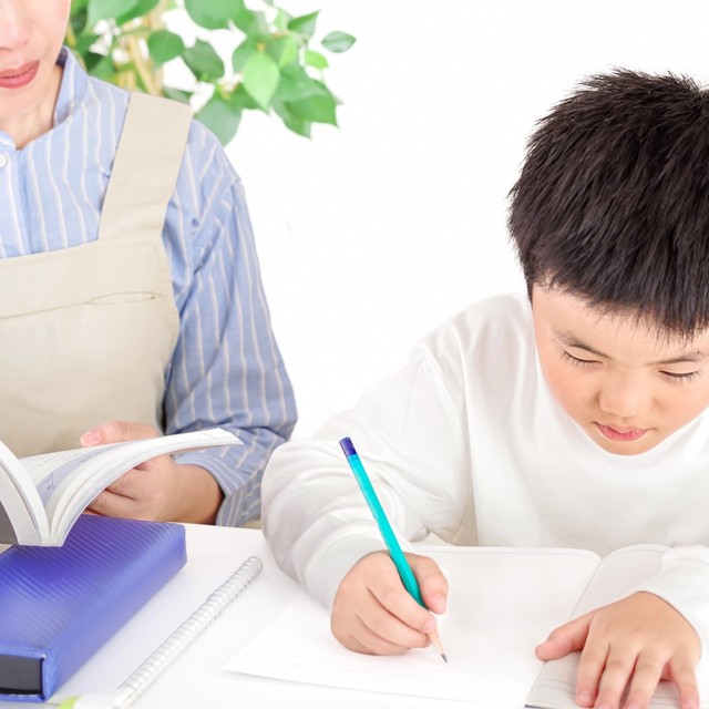 親が生徒役になる家庭教育とは　※画像はイメージです（beauty-box/photoAC）