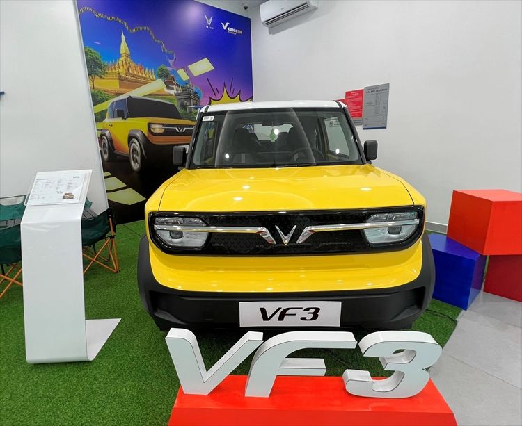 ラオスに今春開店したベトナムメーカー「ビンファスト」製乗用車の販売店=2025年7月15日、ビエンチャン、吉岡桂子撮影