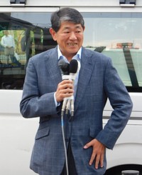 立憲民主党の手塚仁雄氏＝東京・自由が丘駅前