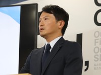 定例会見に臨んだ兵庫県の斎藤元彦知事＝県庁