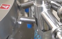 ヨーグルトを充填する専用機は横浜の町工場と開発。（画像：岩泉ホールディングスInstagramより）