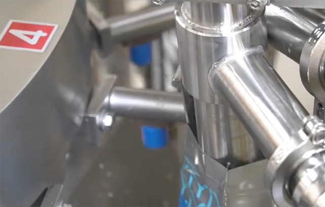 ヨーグルトを充填する専用機は横浜の町工場と開発。（画像：岩泉ホールディングスInstagramより）