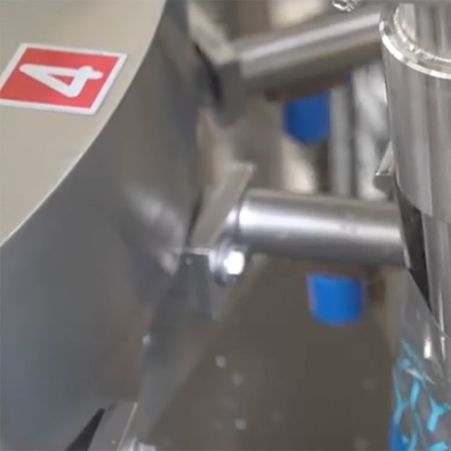ヨーグルトを充填する専用機は横浜の町工場と開発。（画像：岩泉ホールディングスInstagramより）