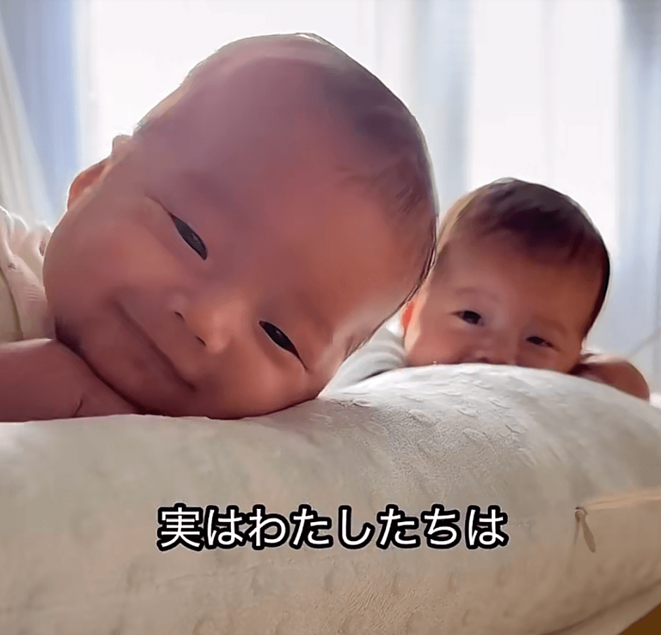 ニッコニコ笑顔の双子ちゃん（提供：@twins_deaf8さん）