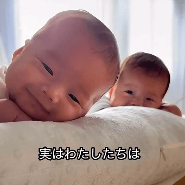 ニッコニコ笑顔の双子ちゃん（提供：@twins_deaf8さん）