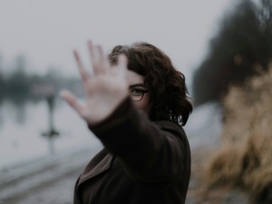 ご近所さんの仏頂面からうつる不機嫌。私は自分の平和の為に挨拶する