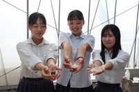 「らいすくりーむ」を通じて農業や食の魅力を発信する（左から）佐々木さん、㷔硝岩さん、猪股さん