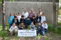 八瀬小でフタバアオイ栽培に関わる児童と地元住民ら（京都市左京区・八瀬小）
