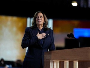 民主党大会で大統領候補に指名のハリス氏、新たな道示せるか「女性初」より重要なこと