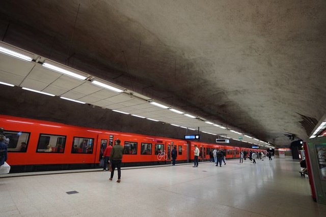 ヘルシンキ市内の地下駅舎は核シェルターを兼ねており、ホームは広々としていた＝2023年5月30日、荒ちひろ撮影