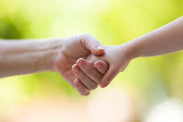 社会の仕組みや福祉サービスを活用する※イメージ画像（ ellisia/stock.adobe.com/）
