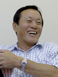 笑顔でインタビューに応じる釜本邦茂さん