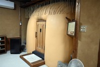 かま風呂の内部は摂氏５５～５０度、ゆっくりと汗をながす蒸し風呂（和風サウナ）です