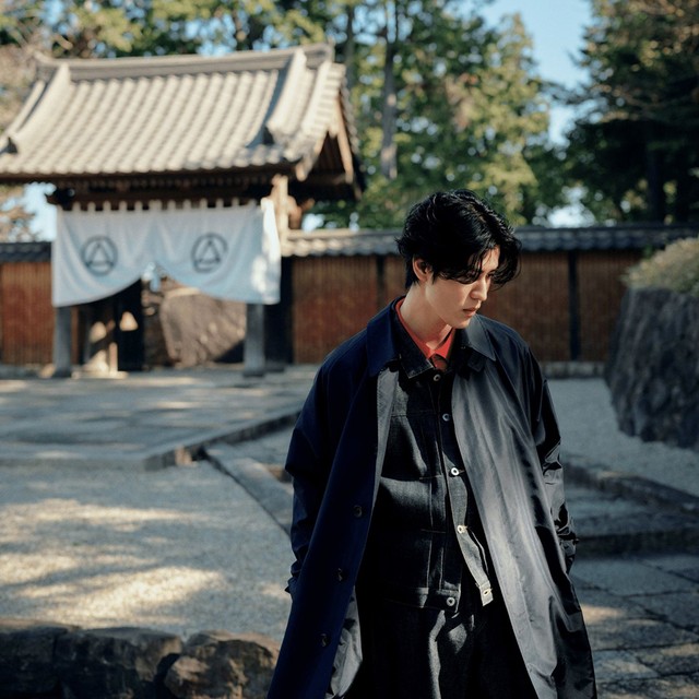 寛一郎、悠久を想う海辺。【前編】<br>─ポルシェ 911 カレラで、アートの起源を巡る旅へ─