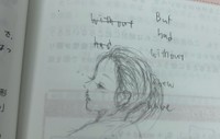 電車で移動中も勉強、その合間にほかの素敵な乗客を見かけてお絵かきも。つい気が逸れるのも、勉強あるあるです（むぎナスさんのXより）