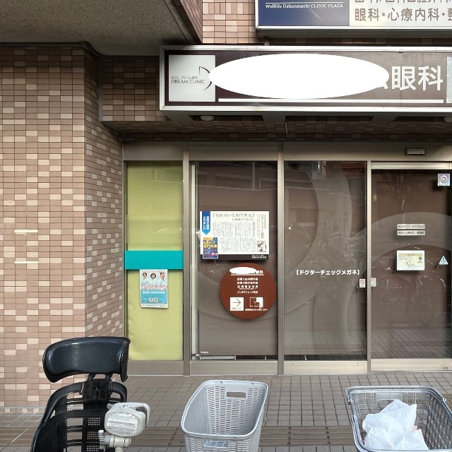 正面玄関は右側にあるのに、患者さんがここを入口だと勘違いし、何度も入ってこようとしたのだとか（提供）