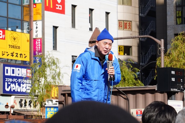 東京・新橋駅前で第一声をあげた日本保守党・百田尚樹代表