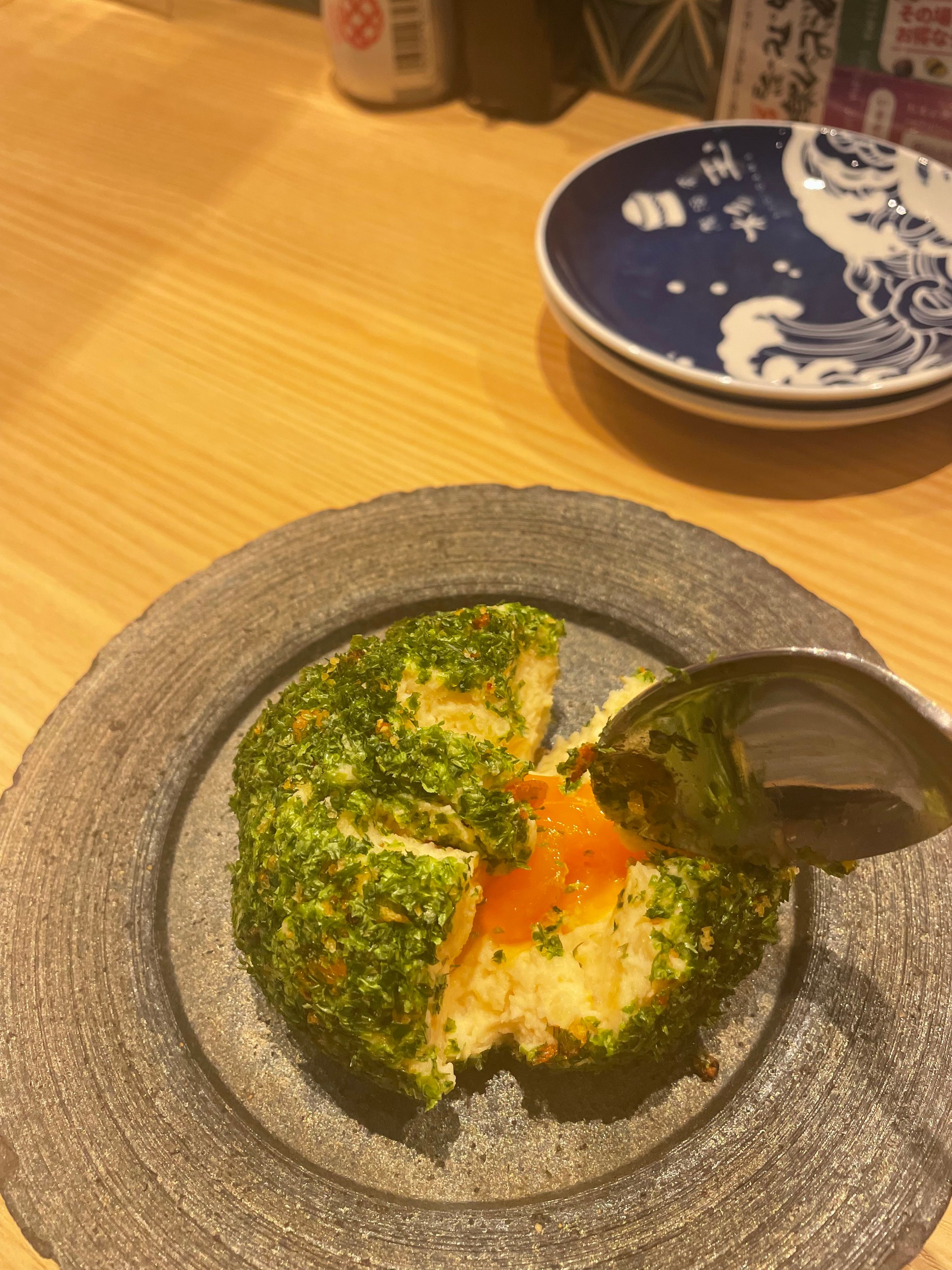 寿司居酒屋でポテトサラダ注文したら→ガチャのなかに苔玉