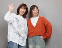 「花＊花」おのまきこ（左）、こじまいづみ＝撮影・石井剣太郎