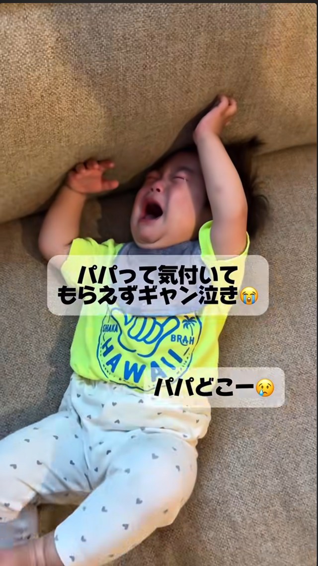 「パパどこー」と泣きながらソファに倒れ込む息子／ちびすけさん（@ayusuke_fam）提供