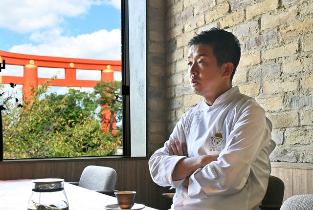 平安神宮前の鳥居が望める店をオープンさせた中東さん（京都市左京区）
