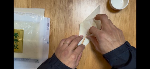 春巻き折り鶴の制作シーン（提供：風虱虱虱虱さん）