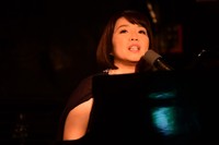 横浜での音楽イベントに出演するシンガー・ソングライターの浜田真理子