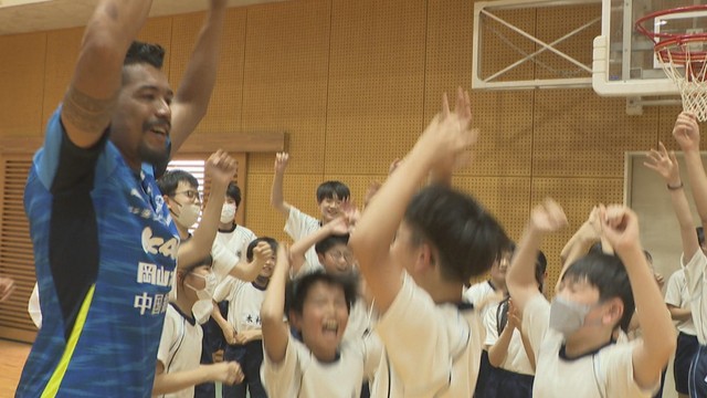 ファジアーノ岡山の選手が小学校を訪問
