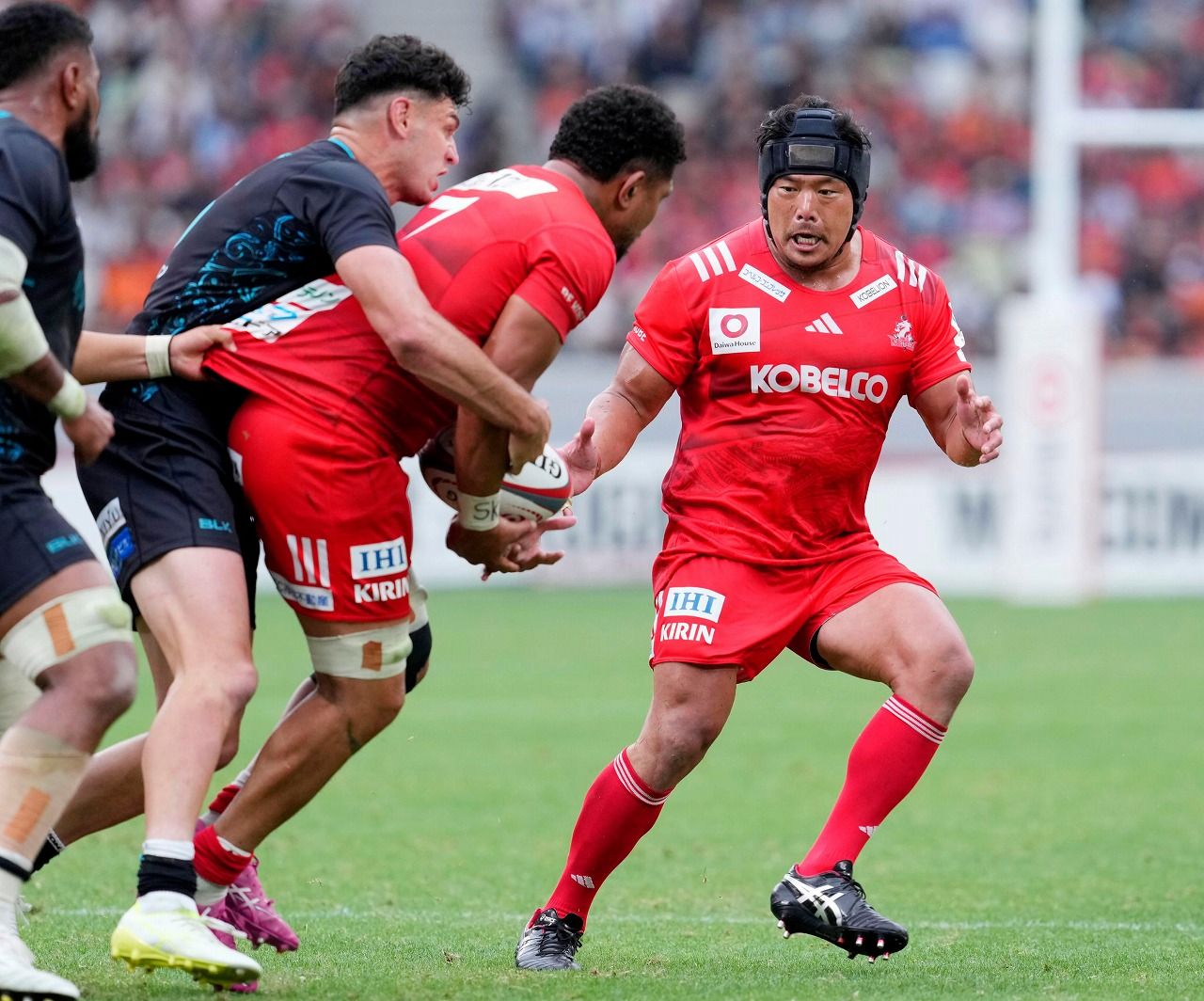 ラグビーリーグワン決勝の東京ベイ戦でプレーする神戸の山下裕史（右端）＝ＭＵＦＧスタジアム