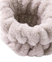 吸水アームバンド。アップで見ると毛足の長さが分かります（株式会社パル提供）