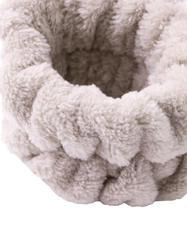 吸水アームバンド。アップで見ると毛足の長さが分かります（株式会社パル提供）