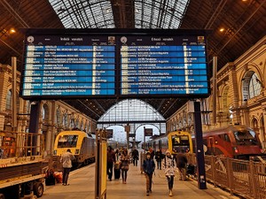 中国がハンガリーで造る「契約10年機密」の鉄道