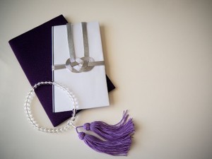 受け取った弔慰金は相続税の対象になる？ 判断の目安と計算方法を解説