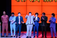 「第九回 上方漫才協会大賞」で新人賞を受賞したタイムキーパー・まついあきら（左から3人目）、ひでき（同4人目）