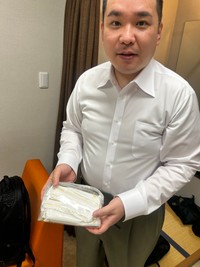 「『新幹線のグリーン車で配られるおしぼりが良すぎて、自分で取り寄せてる』でお馴染みのミルクボーイ内海さん」（お笑いコンビ「ミキ」の亜生さんの公式Xから）