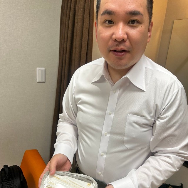 「『新幹線のグリーン車で配られるおしぼりが良すぎて、自分で取り寄せてる』でお馴染みのミルクボーイ内海さん」（お笑いコンビ「ミキ」の亜生さんの公式Xから）