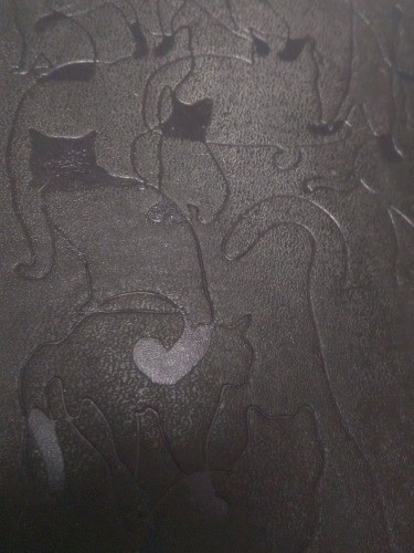 「Cat Journal」の表紙。見えるでしょうか？黒い合皮にエンボスで描かれた猫のシルエットがオシャレ！