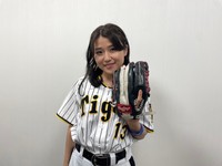 阪神・岩崎優投手と同じ背番号13のユニホームを着た河野万里奈
