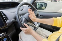 クラクションを鳴らすと違反？※画像はイメージです（Zoey106/stock.adobe.com）