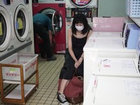 「夜明けまでバス停で」のワンシーン＝（Ｃ）2022「夜明けまでバス停で」製作委員会