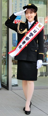 原宿警察署の一日署長を務めた新田さちか（2021年）