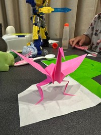 自宅で子どものために折ったユニークな折り鶴。日常生活の中でも創作意欲を発揮している／あやりんごさん（@ONIGIRIgirigi）提供