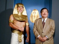 ファラオに扮したオードリーの春日俊彰（左）と吉村作治氏