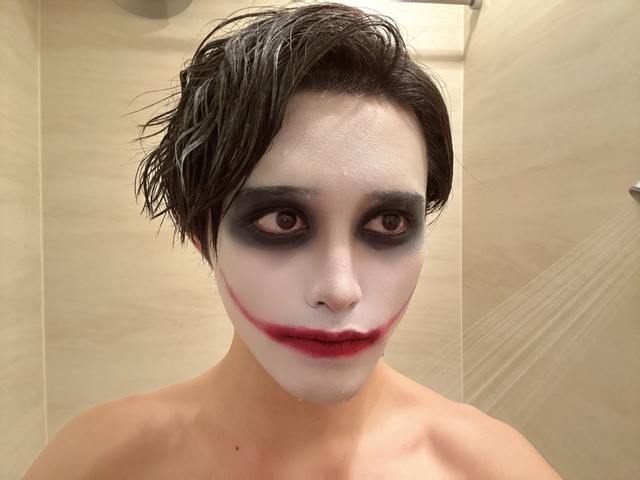 呆然とたたずむ桶狭間さん（桶狭間さん提供）